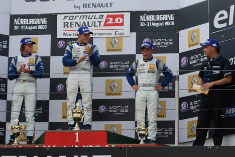 Johan Jokinen på podiet med vinderen Valtteri Bottas, toeren Tobias Hegewald og teamchef Timo Rumpfkeil fra Motopark Academy.